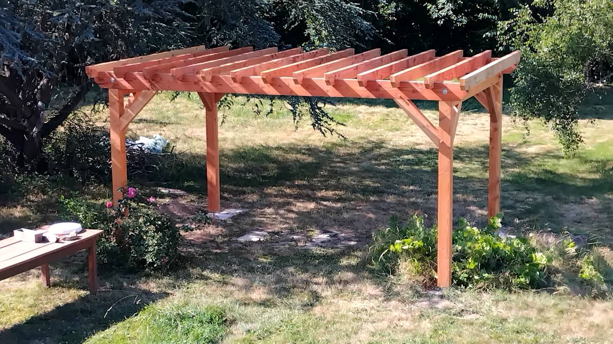 Pergola en Douglas dans un espace vert