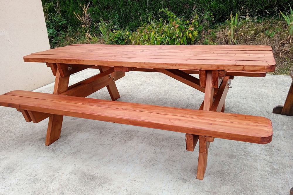 Table Douglas dont la teinte est conservée par un saturateur appliqué par le propriétaire