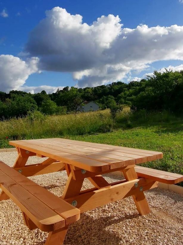 Table de pique-nique en Douglas sur gravier, avec vue sur la campagne auvergnate