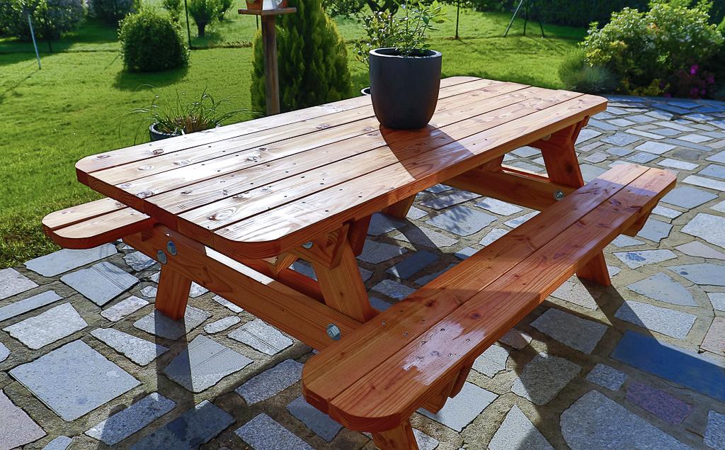 Table Douglas sur une terrasse de jardin