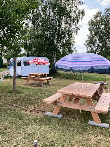 Emplacement de camping équipé d'une table de pique-nique Douglas, avec transat et parasol