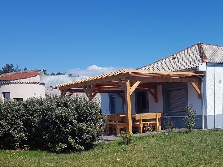 Pergola en Douglas adossée à une maison, avec banc